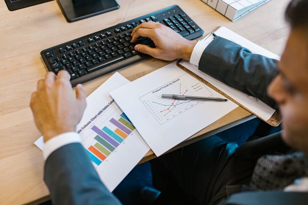 Revisión de reportes y datos financieros